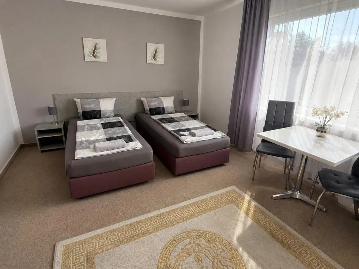 Zweibettzimmer mit Essplatz und Teppich in Augustdorf