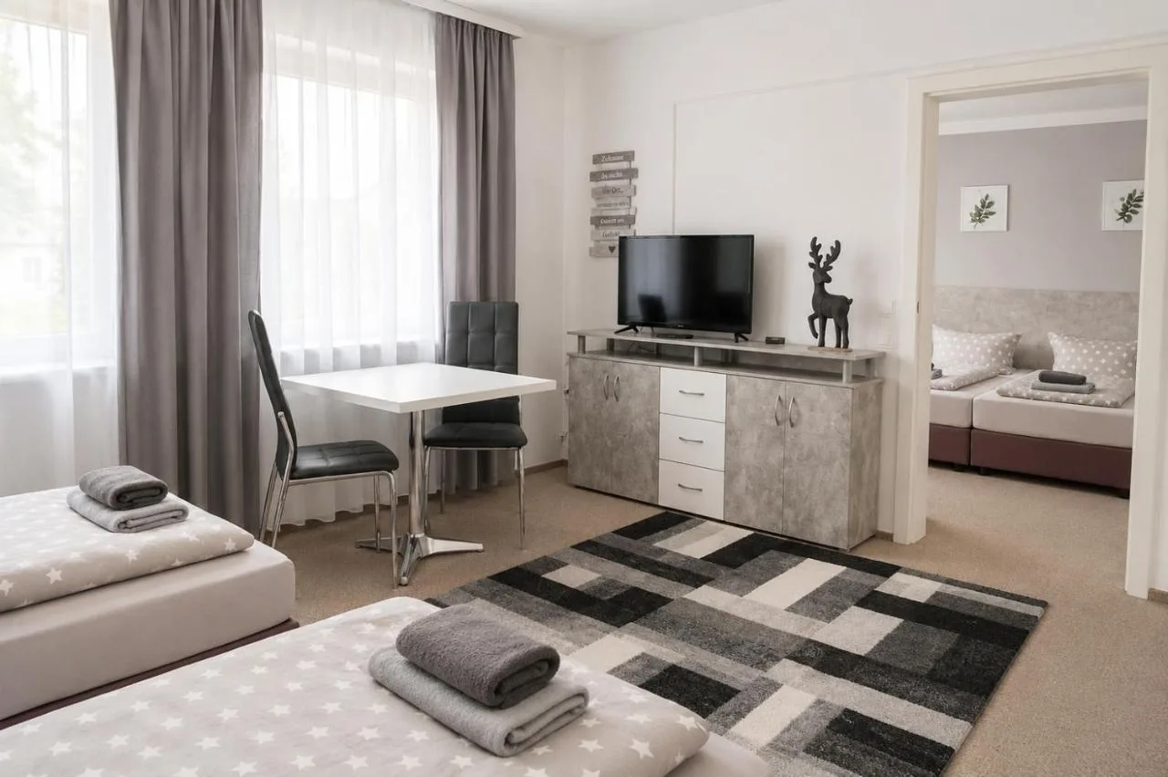 Suite mit mehreren Betten und Arbeitsplatz in Augustdorf